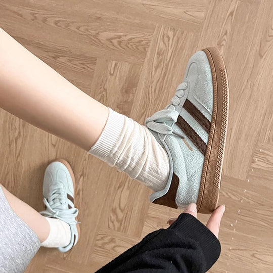 Damen Sportliche Sneakers aus weichem Wildleder mit atmungsaktiven Einsätzen EB