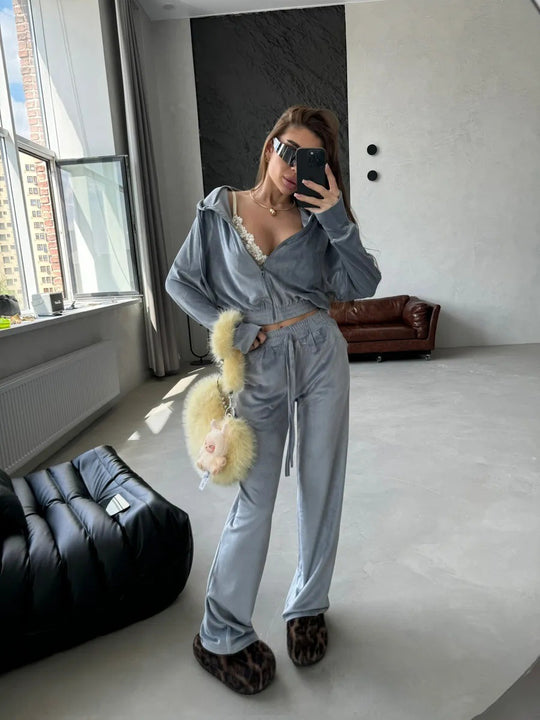 Damen luxuriöser Samt Zweiteiler Jogginganzug mit Cropped Reißverschluss und weiten Hosen Eichborn Berlin