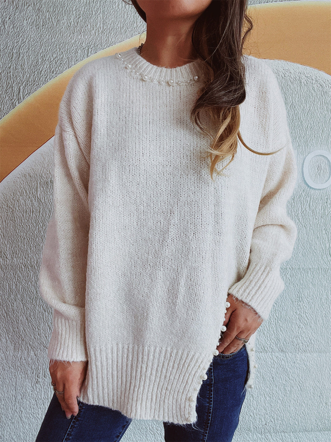 Damen Grobstrickpullover mit Perlenausschnitt und asymmetrischem Saum EB