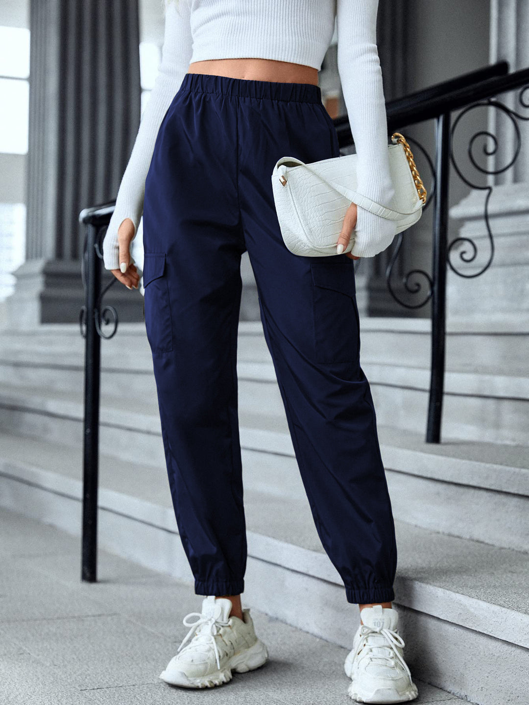 Damen Cargo-Hose im sportiven Design mit elastischem Bund und praktischen Taschen EB
