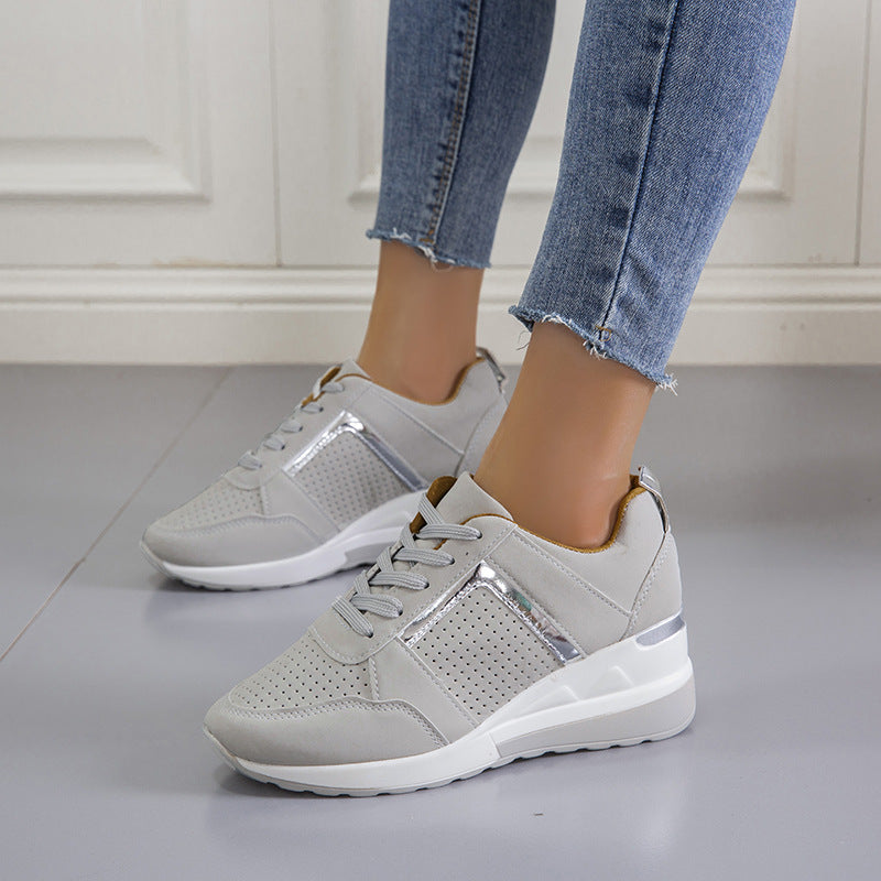 Damen  Keil‑Sneaker mit perforiertem Microfaser‑Upper, gepolsterter Fersenkappe und rutschfester Profilsohle EB