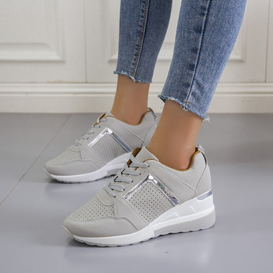 Damen  Keil‑Sneaker mit perforiertem Microfaser‑Upper, gepolsterter Fersenkappe und rutschfester Profilsohle EB