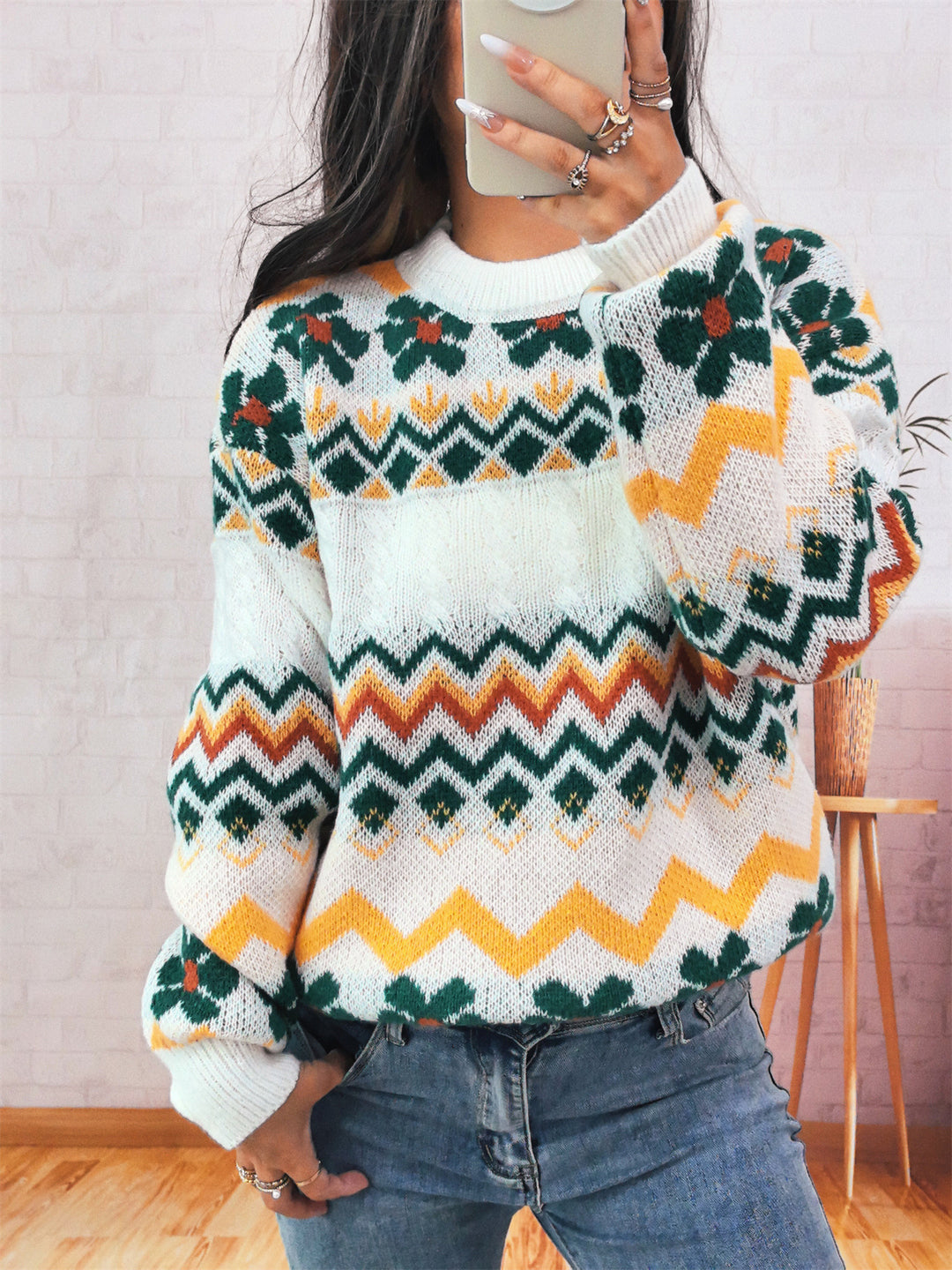 Damen Grobstrickpullover mit buntem Zickzackmuster und floralen Akzenten EB