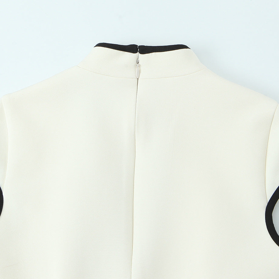Damenkleid mit innovativem Schlüsselstell-Ausschnitt und figurbetontem Schnitt EB