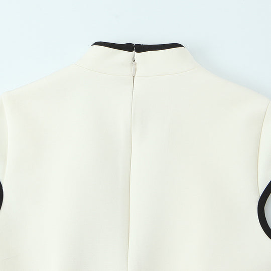 Damenkleid mit innovativem Schlüsselstell-Ausschnitt und figurbetontem Schnitt EB