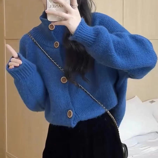 Damen gemütliche Strickjacke mit hohem Kragen und dekorativen Knöpfen EB