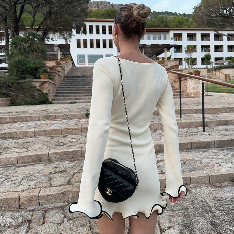 Damen Figurnahes Rippstrick-Minikleid mit langen Ärmeln, taillierter Silhouette und Volantabschluss EB