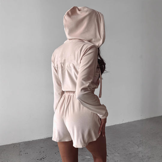 Damen cropped Zip-Hoodie mit gerafftem Tunnelzugbund und fließender High-Waist-Short im Lounge-Set Eichborn Berlin