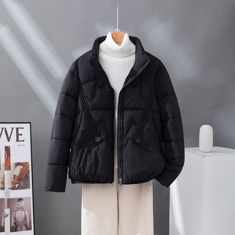 Damen nan kurzer Steppblouson mit hoher Kragenblende, diagonal gesetzten Ziernähten und aufgesetzten Pattentaschen EB