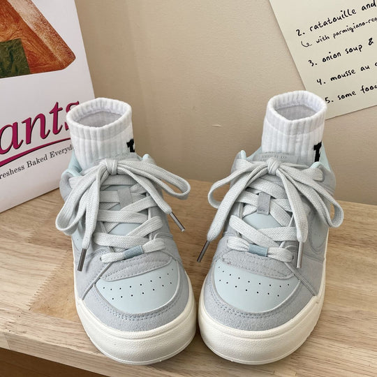 Damen lässige Sneakers mit atmungsaktiver Mesh-Oberfläche und seitlichen Perforationen EB