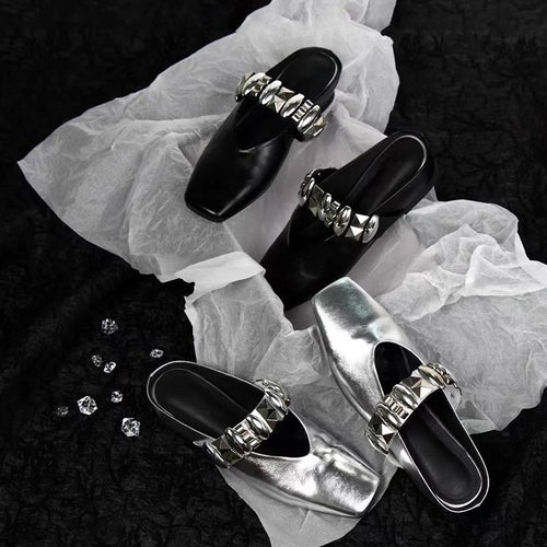 Damen Mules mit glamourösen Nieten und glänzender Oberfläche EB