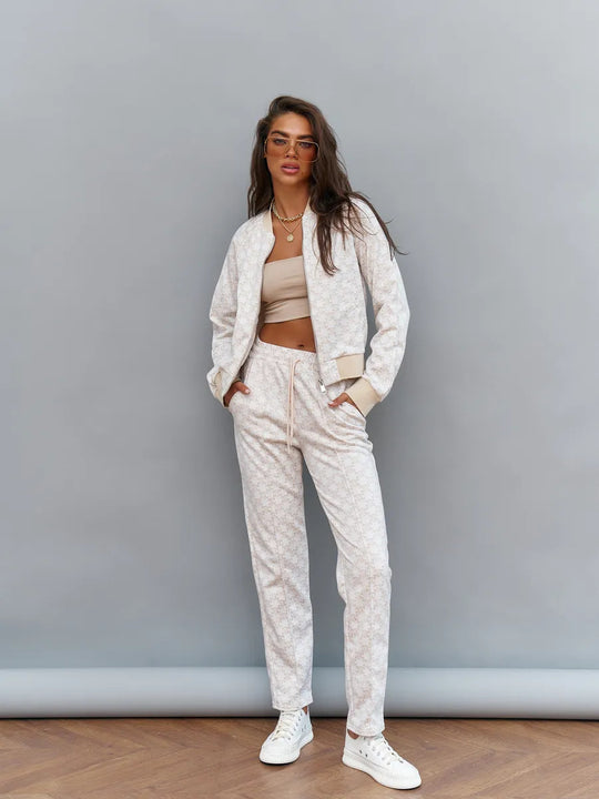 Damen jacquard Lounge-Set mit kurzer Bomberjacke und hochgeschnittener Kordelzug-Hose Eichborn Berlin