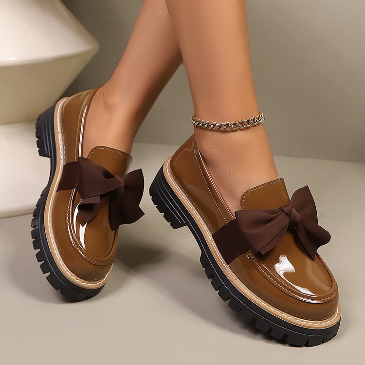 Damen  Lack-Optik Loafer mit massiver Profilsohle und großer Stoffschleife EB
