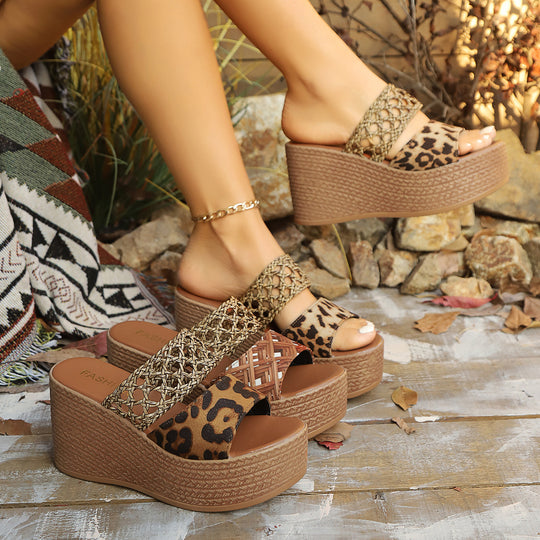 Damen Wedge-Sandaletten mit geflochtenem Design und modischen Leodetails EB