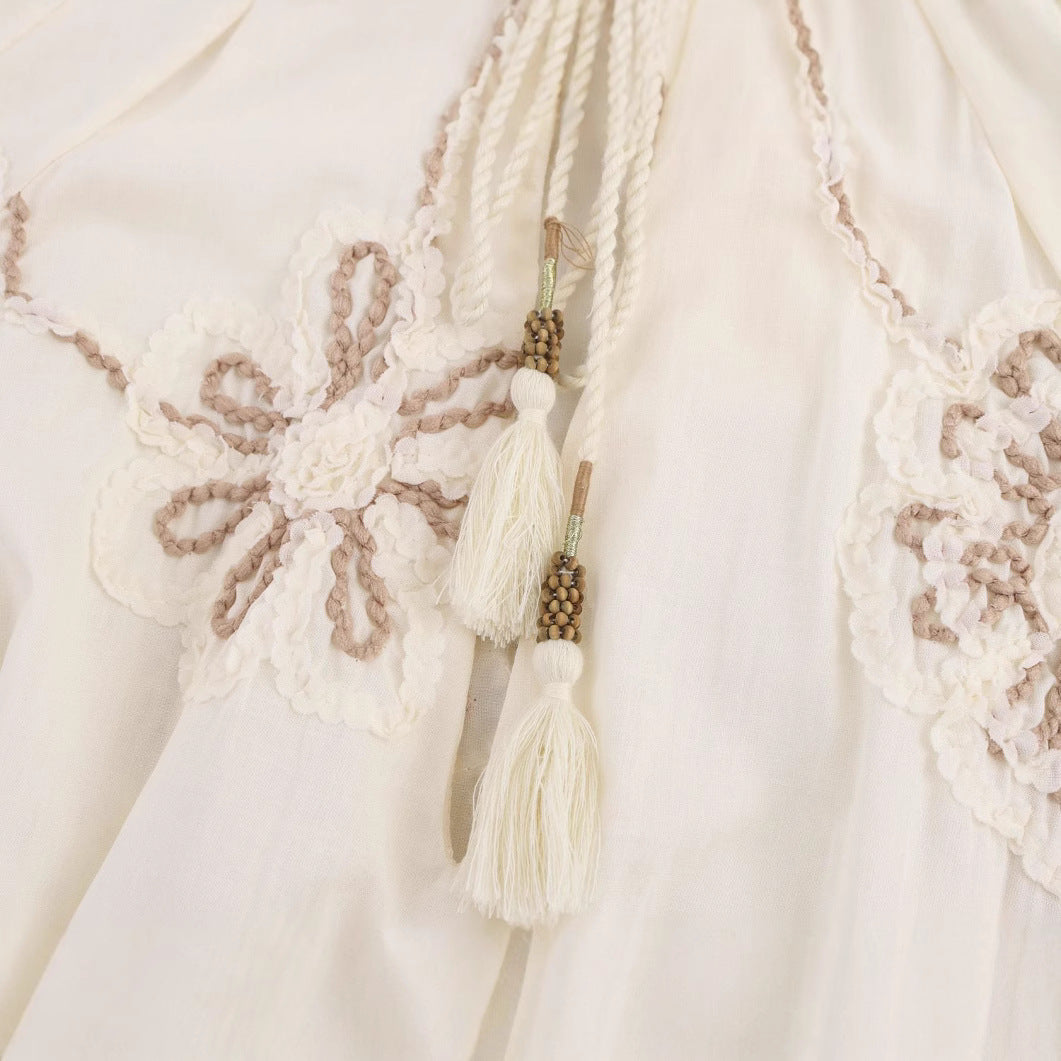 Damen Bluse mit floralem Stickmuster und eleganten Quasten EB