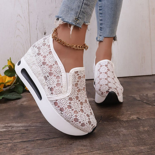 Damen Slip-On Sneakers mit romantischem Spitzen-Design und bequemer Sohle EB