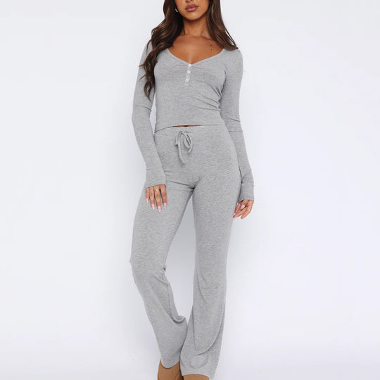 Damen geripptes Lounge-Set mit Henley-Knopfleiste, kurzem V-Shirt und hochgeschnittener Schlaghose EB