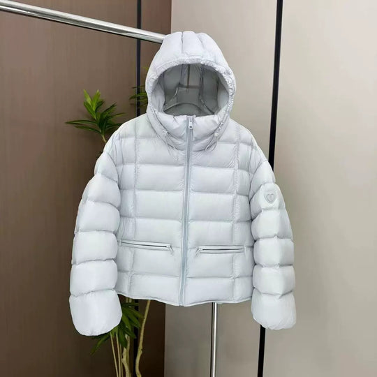 Damen nan kurz geschnittene Thermo-Steppjacke mit Kapuze, Reißverschlusstaschen und elastischen Bündchen EB