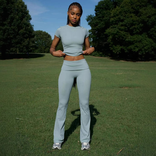 Damen Sportliches Set aus atmungsaktivem Oberteil und weit geschnittenen Leggings EB