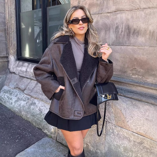 Damen Kunstpelzjacke mit stilvollem Kragen und praktischen Taschen EB