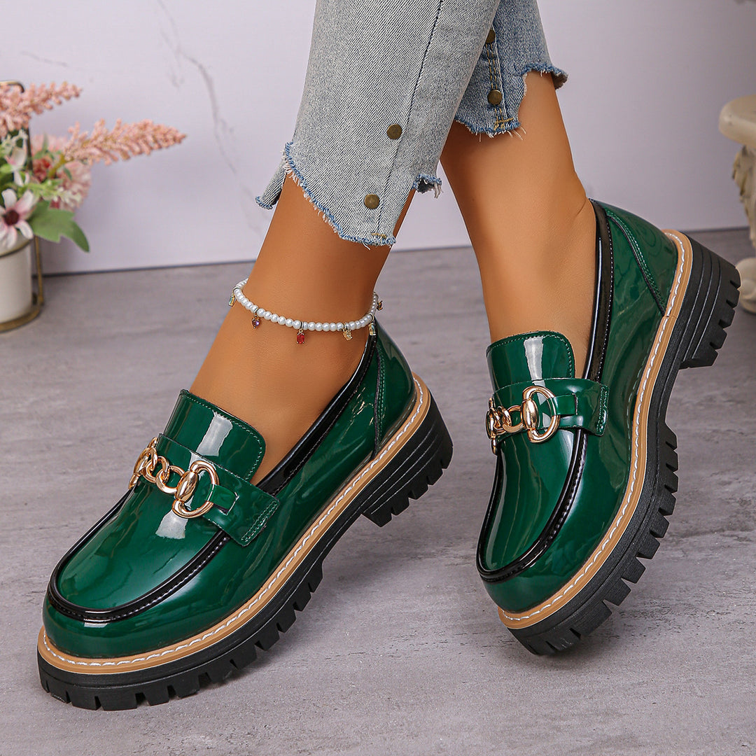 Damen  glänzende Lack-Loafer mit dekorativer Metallspange und profilierter Traktorsohle EB