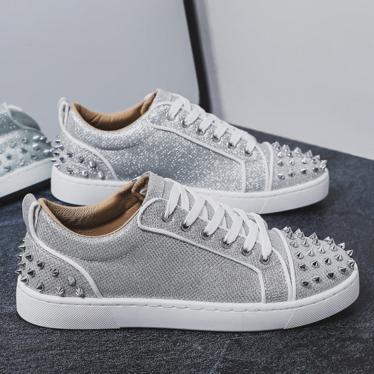 Damen glitzernder Low-Top Sneaker mit spitzem Nietenbesatz und gepolstertem Lederfutter EB
