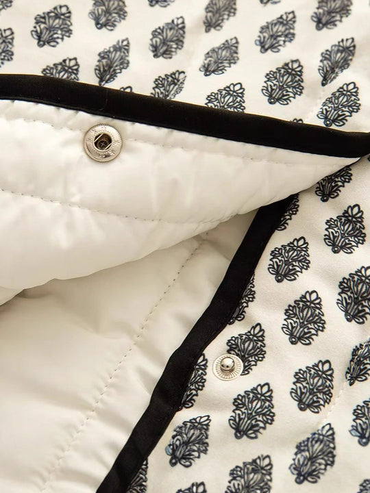 Damen gesteppte Jacke mit dekorativen Taschen und modernem Print EB