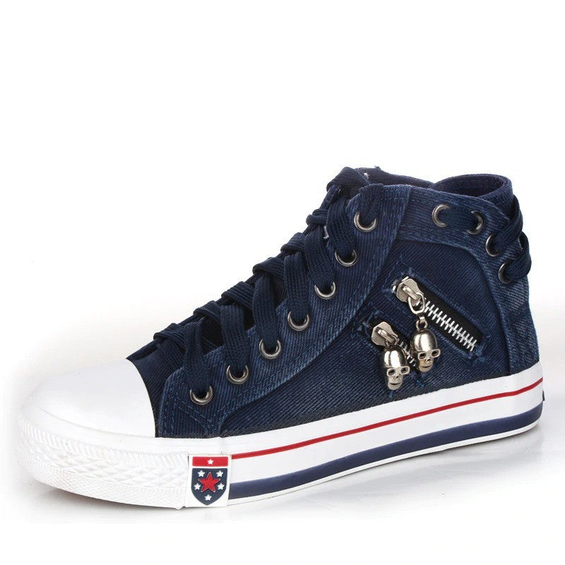 Damen nan hoher Sneaker in Jeansoptik mit seitlichem Reißverschluss und dekorativen Anhängern EB