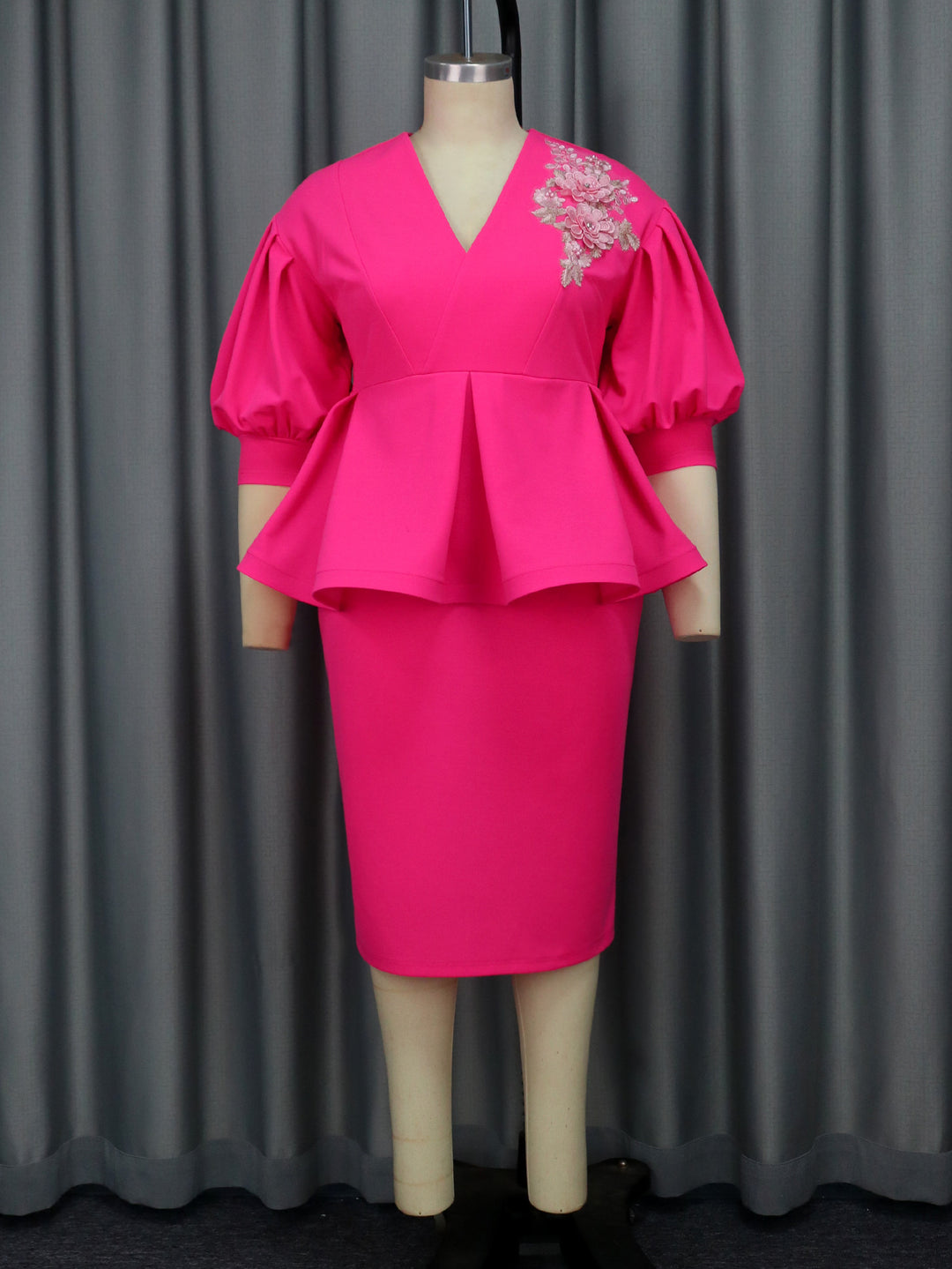 Damen elegantes A-Linien Kleid mit modischen Puffärmeln und floralem Akzent EB