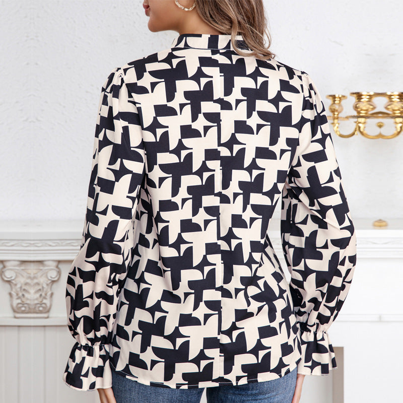 Damen Bluse mit modernem geometrischem Muster und eleganten Rüschendetails EB