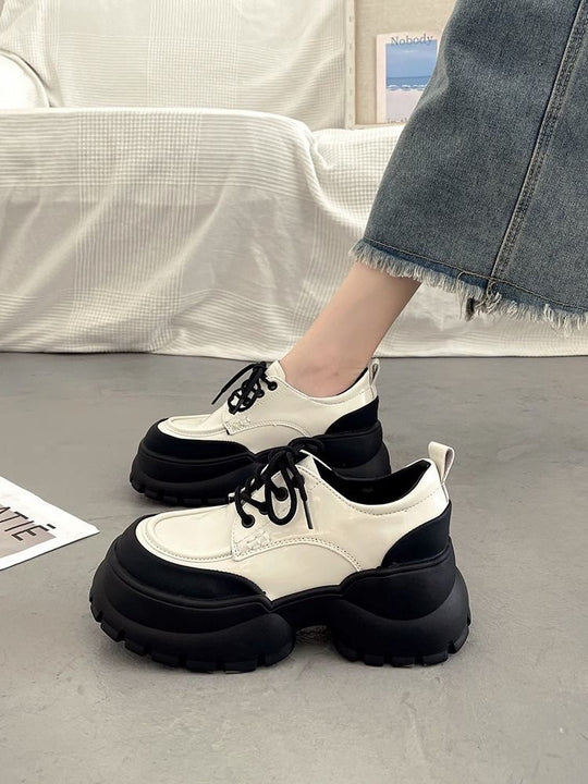 Damen Sportliche Lack Sneakers mit robuster Plateausohle und modischem Design EB