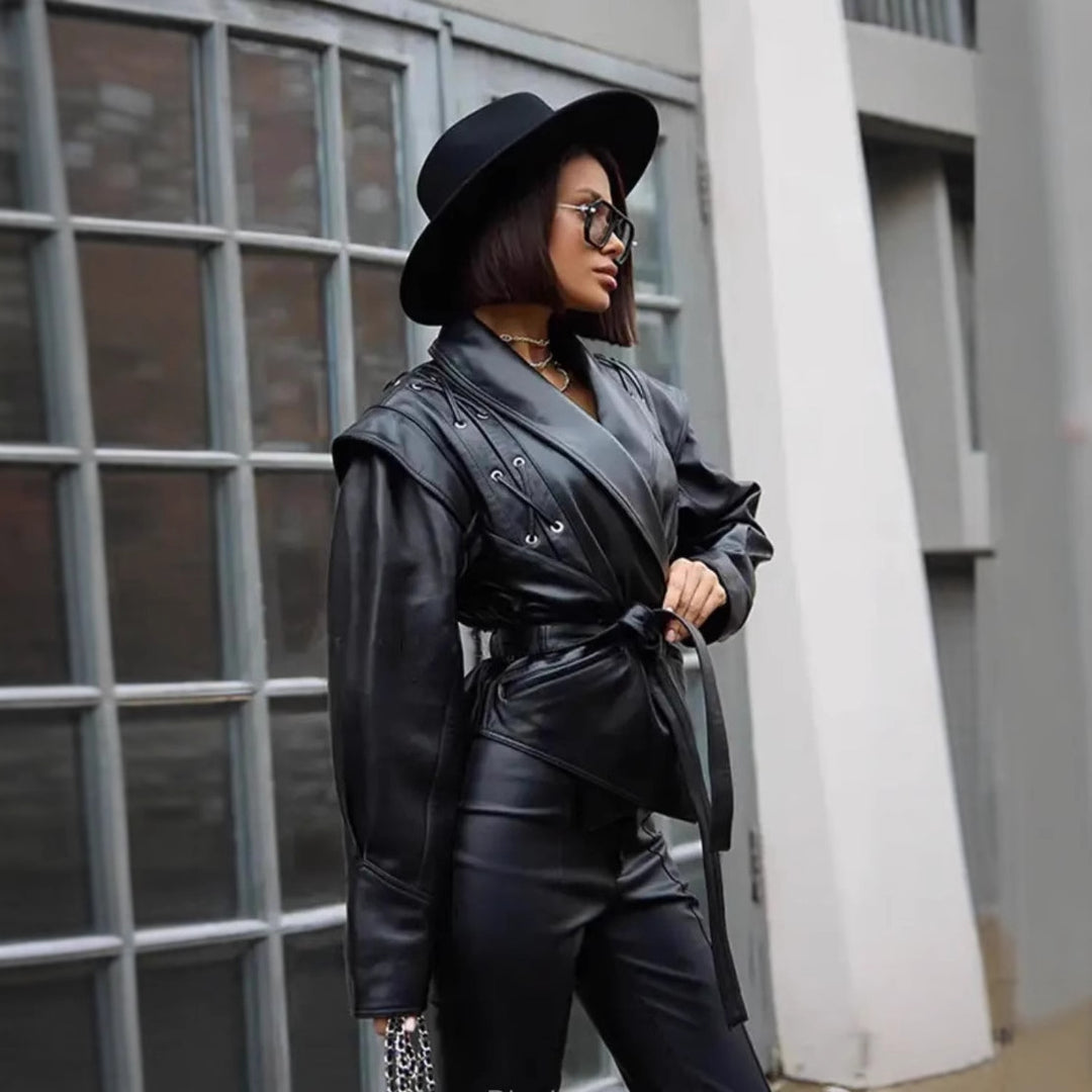 Damen modische Kunstlederjacke mit dekorativer Schnürung und zeitgemäßem Schnitt EB