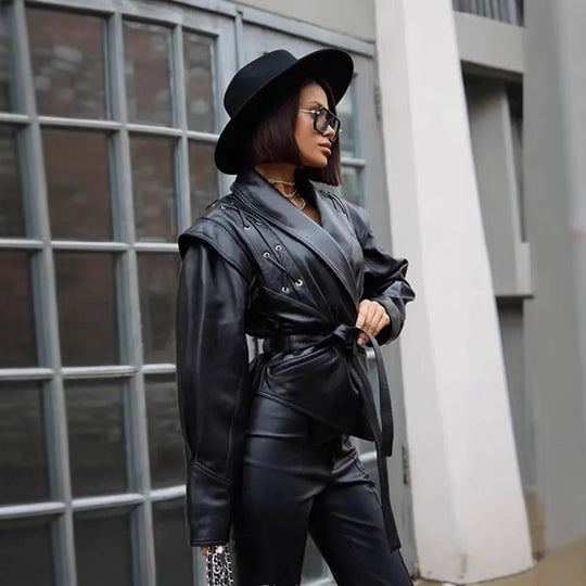 Damen modische Kunstlederjacke mit dekorativer Schnürung und zeitgemäßem Schnitt EB