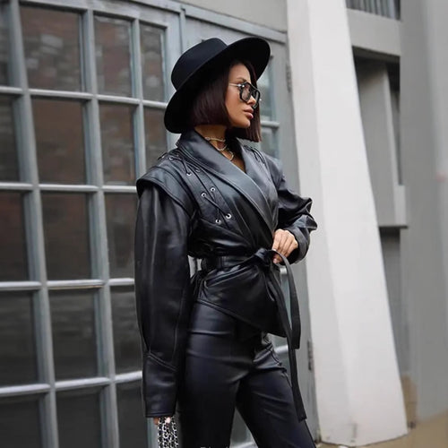 Damen modische Kunstlederjacke mit dekorativer Schnürung und zeitgemäßem Schnitt EB
