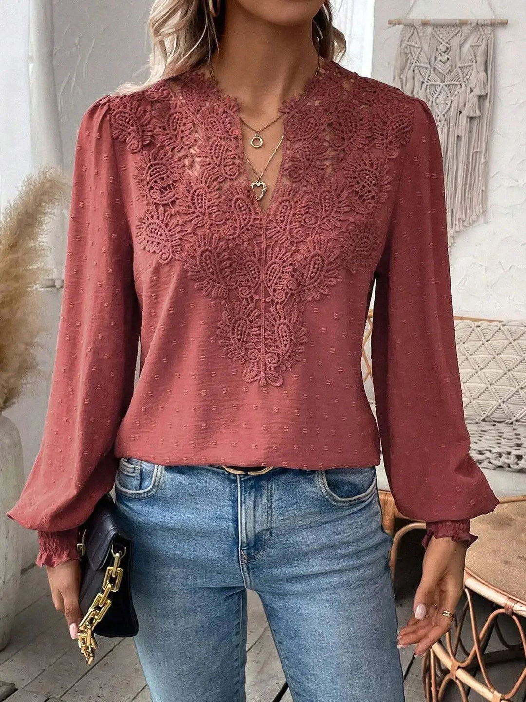 Damen nan Spitzenapplikation V-Ausschnitt Bluse mit Strukturpunkt, gerafften Manschetten und leicht taillierter Silhouette EB