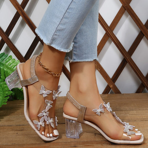 Damen Glamouröse Sandalen mit funkelnden Schmetterlingsdetails und transparentem Blockabsatz EB