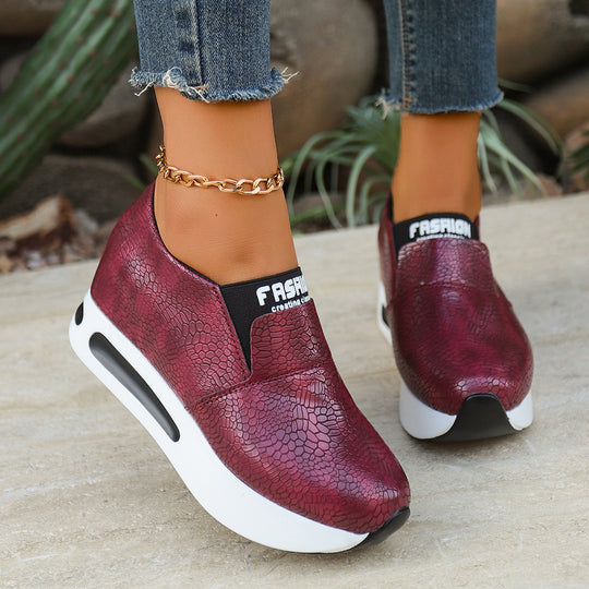 Damen Modische Slip-On Sneakers mit schickem Krokodesign und dämpfendem Fußbett EB