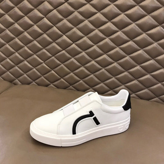 Damen Sportliche Slip-On Sneakers mit modernem Design und elastischem Riemen EB
