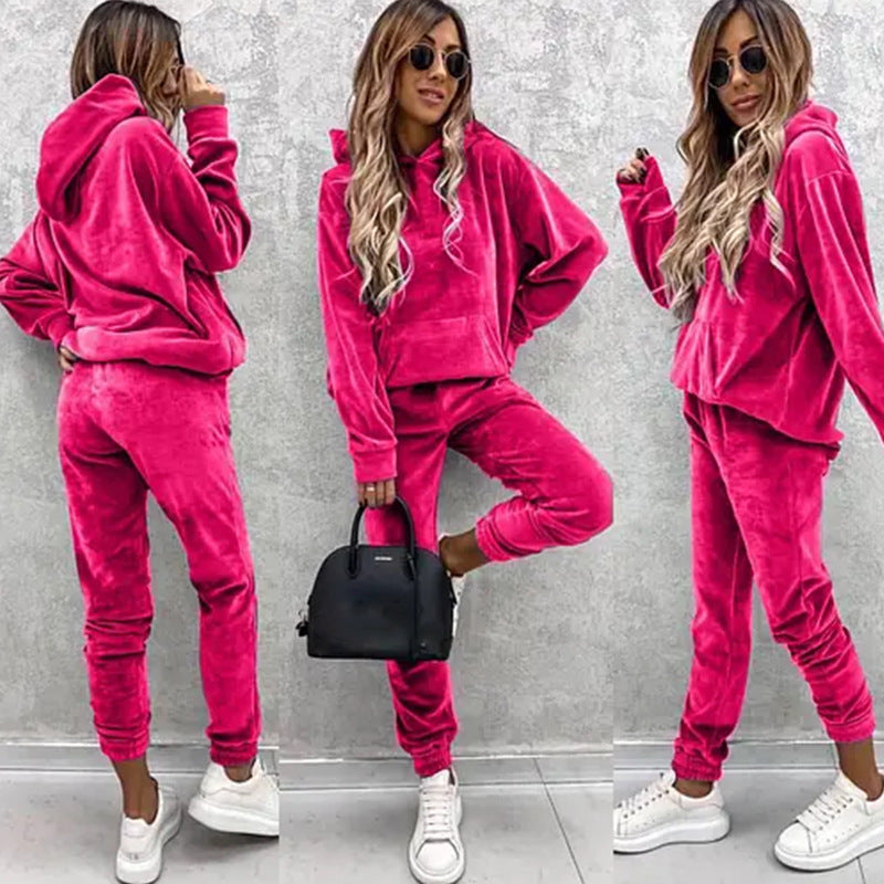 Damen Velours-Lounge-Set mit kuscheliger Kapuzenpullover und schmal zulaufender Jogginghose EB
