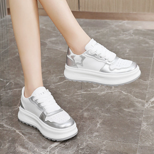 Damen Sportliche Plateau-Sneaker mit glänzenden Akzenten und komfortabler Dämpfung EB