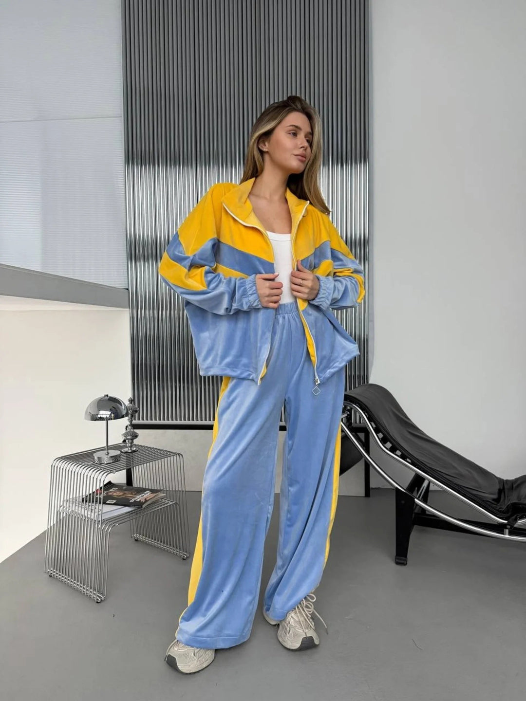 Damen Retro-inspiriertes Samt-Trackset mit Chevron-Design, Stehkragen und weiter High-Waist-Jogger Eichborn Berlin