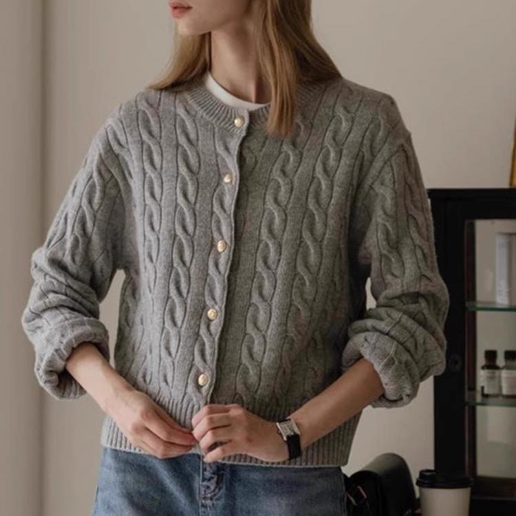 Damen Strickjacke mit Zopfmuster und eleganten Knopfdetails EB