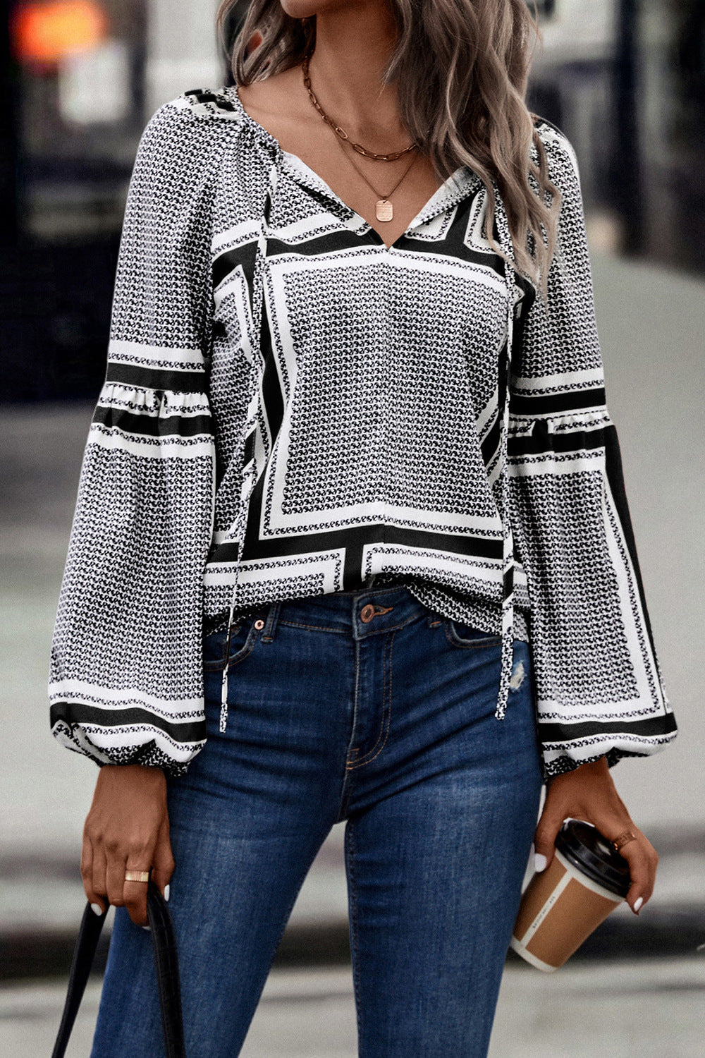 Damen Bluse mit eleganten Rüschendetails und modernem Muster EB