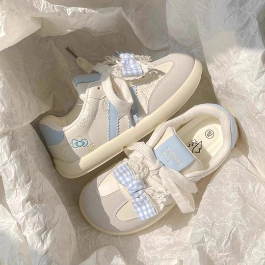 Damen Sneakers mit dekorativen Rüschen und floralem Design EB
