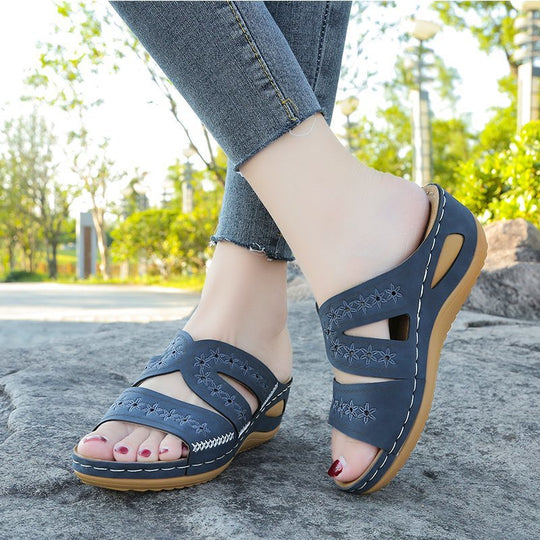 Damen Komfortable Sandalen mit floralem Schnitt und gepolstertem Fußbett EB