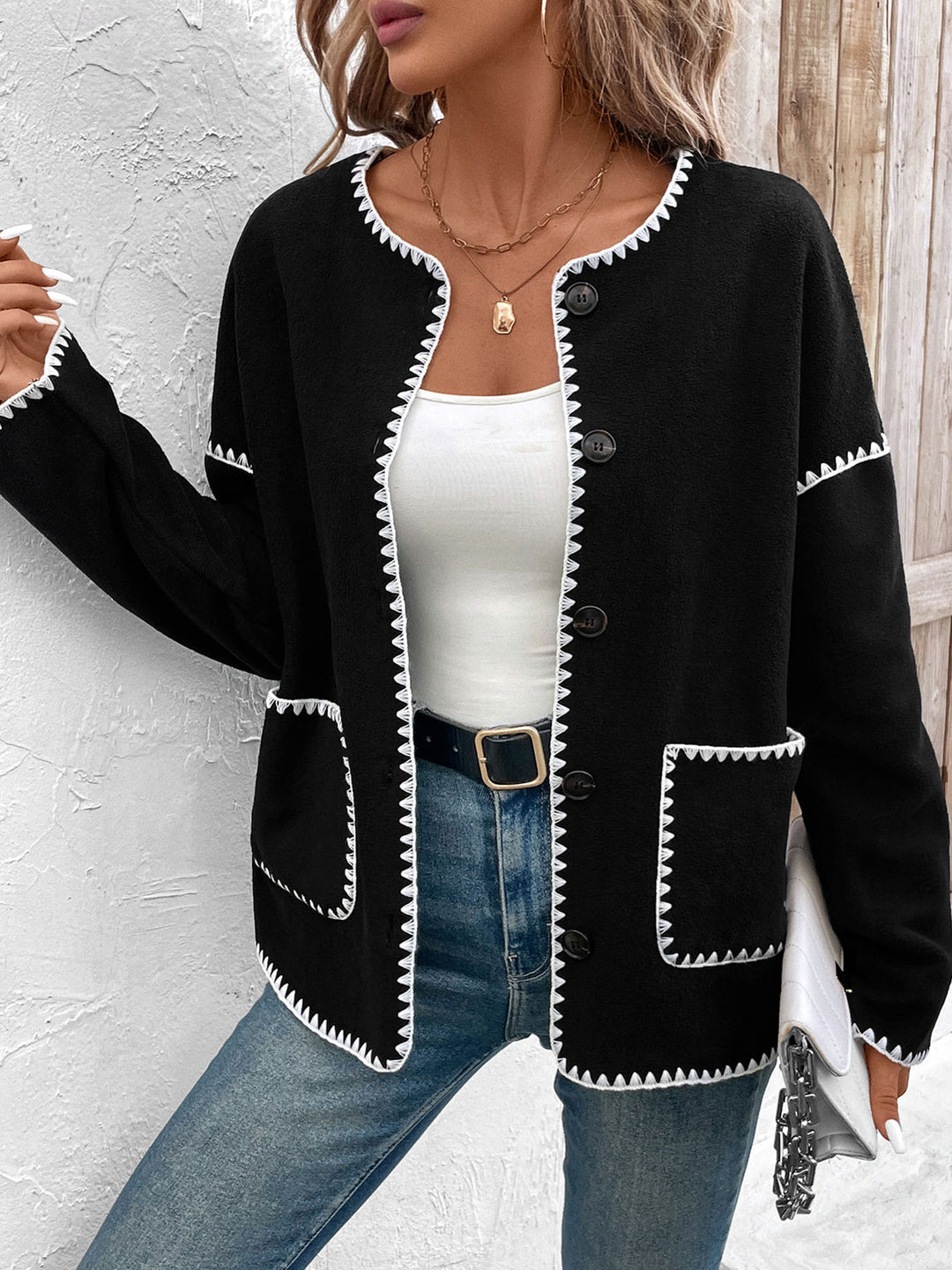 Damen modische Strickjacke mit dekorativem Kontrastbesatz und großen Taschen EB