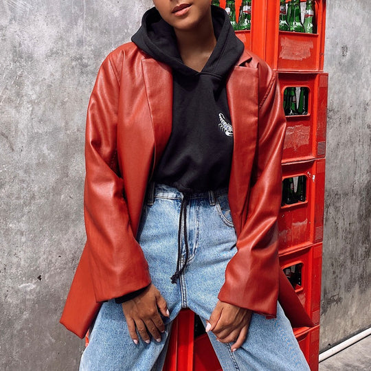 Damen modische Kunstlederjacke mit elegantem Schnitt EB