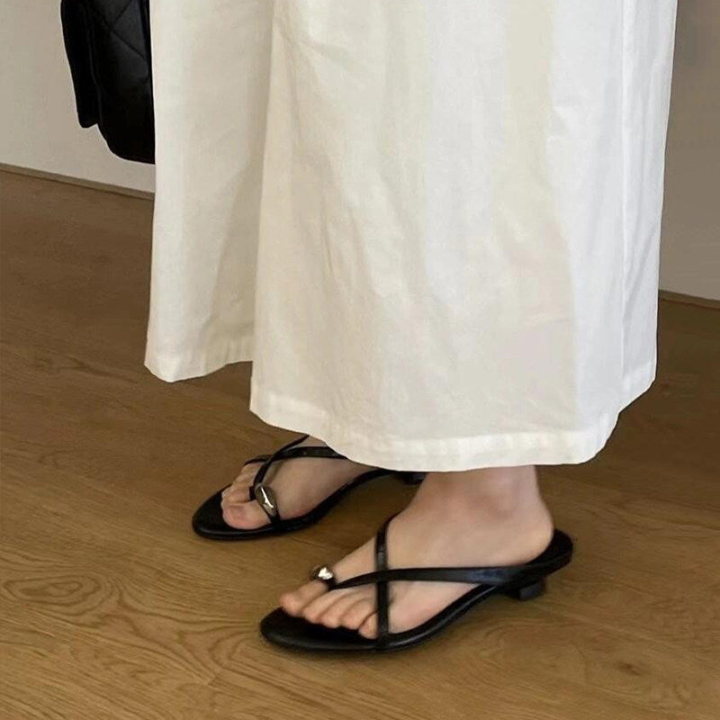 Damen Zehentrenner-Sandalen mit elegantem Riemendesign und modischem Schmuckdetail EB