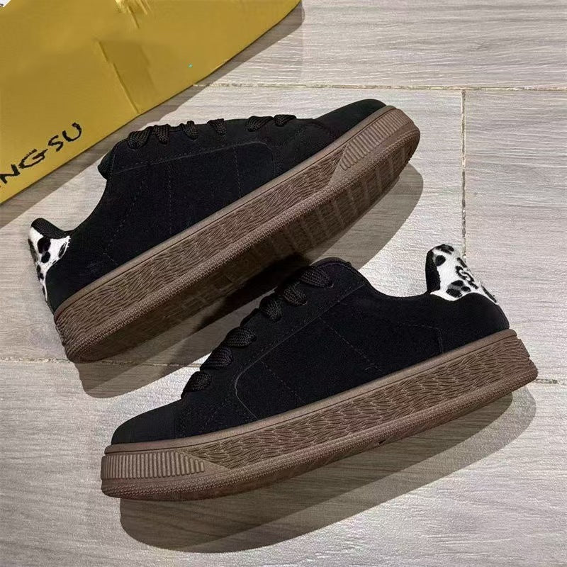 Damen Sneakers mit innovativem Schnürsystem und samtiger Oberflächenstruktur EB