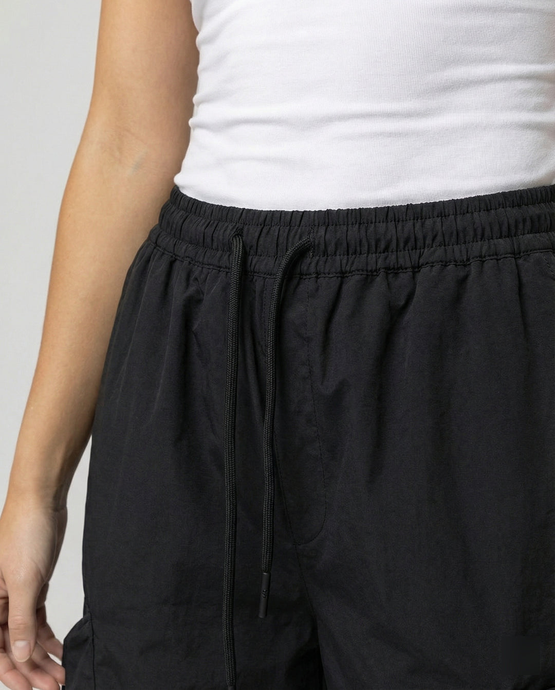 Damen lässige Utility-Palazzohose mit hohem Komfortbund, aufgesetzten Mehrfachtaschen und abgesteppten Kniefalten EB